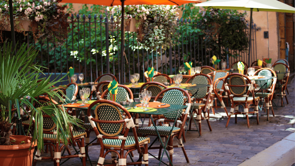 A restaurant near a workplace that contains healthy food choices.