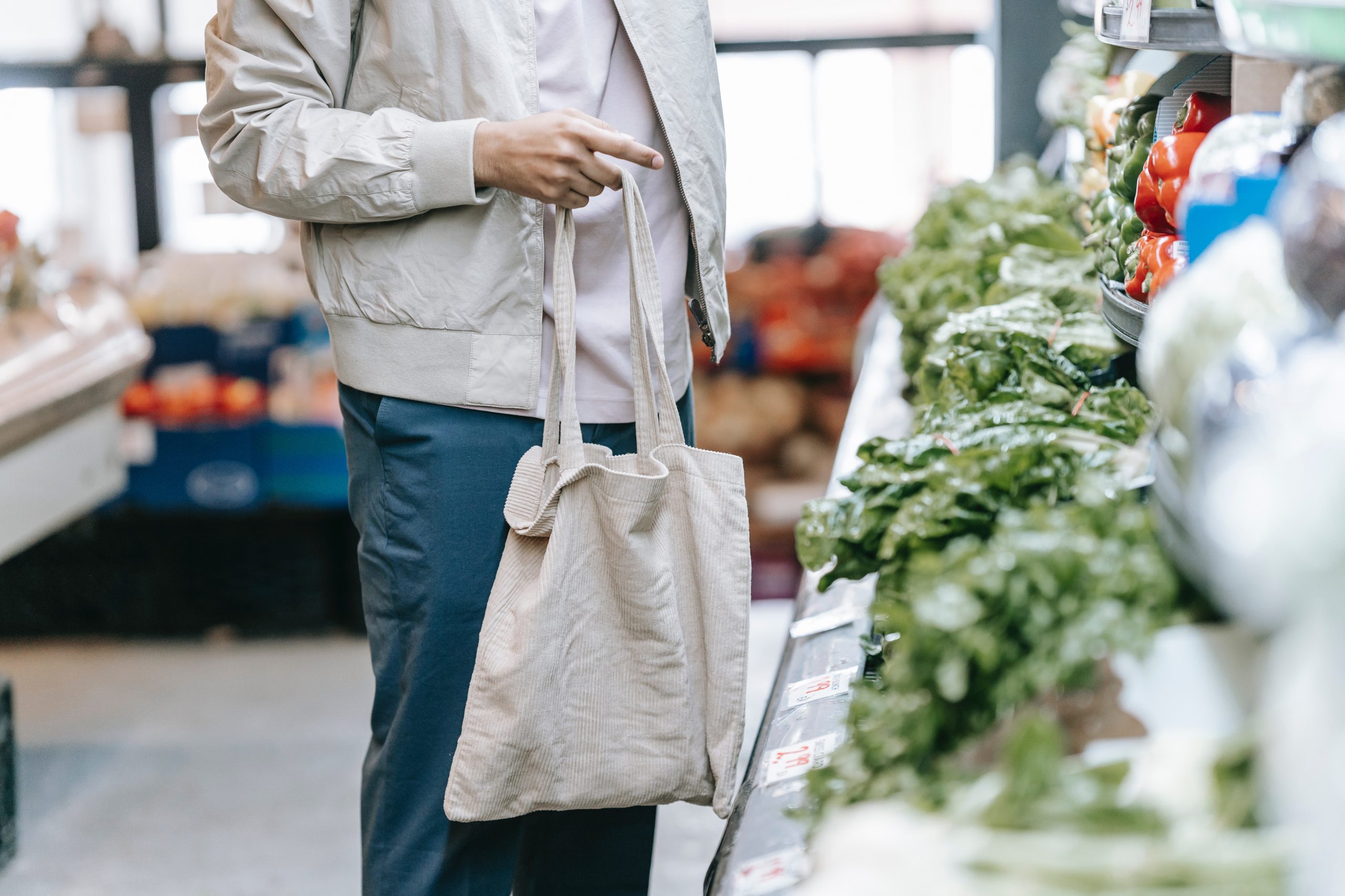 shoping with reusable bag people running<br />